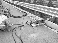 中鐵八局采用空壓機(jī)氣吹法進(jìn)行光纜敷設(shè)