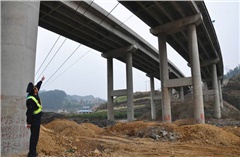 通管局現(xiàn)場質(zhì)檢貢嘎機(jī)場專用公路沿線光纜工程